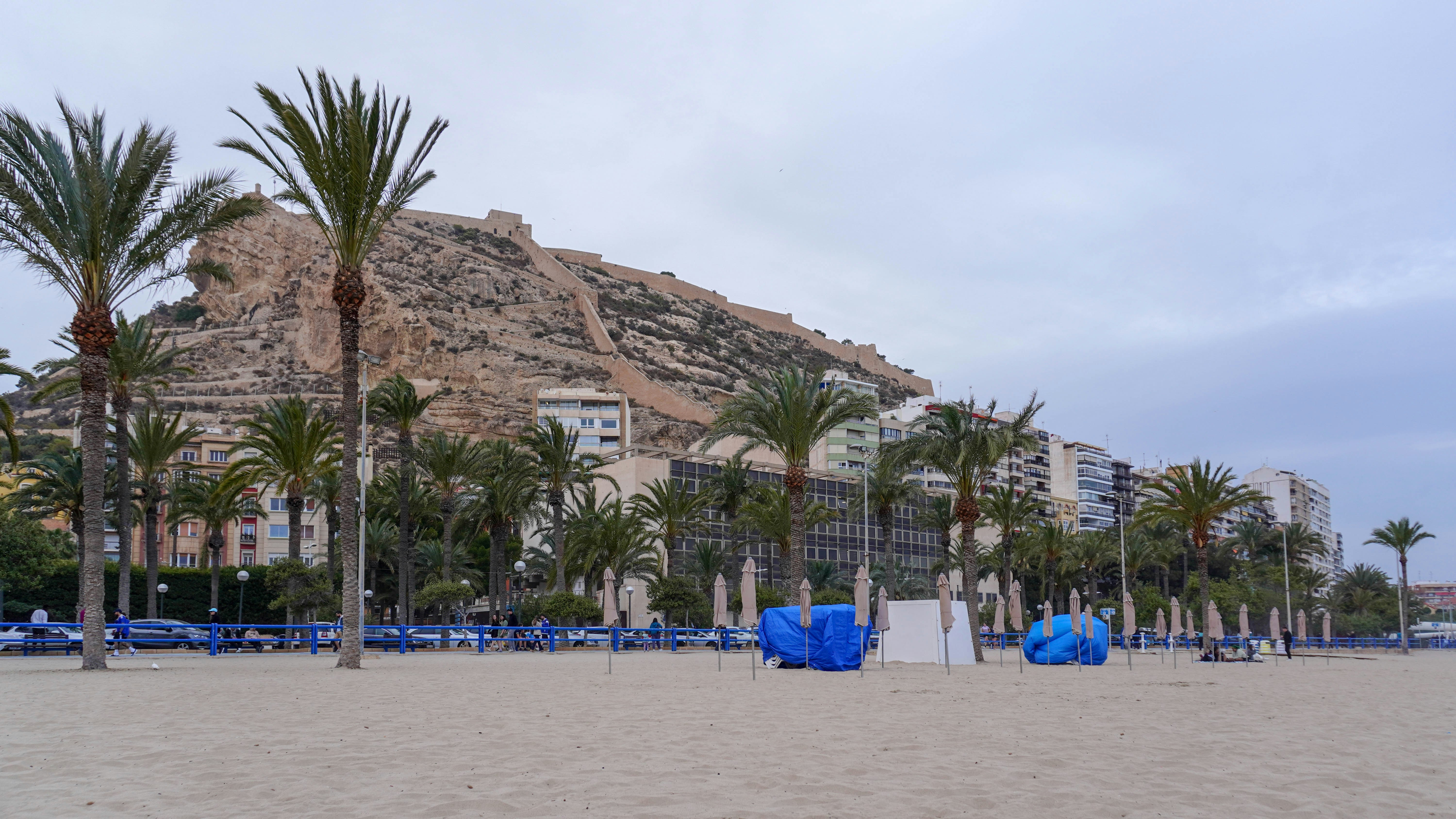 Alicante strand met kasteel